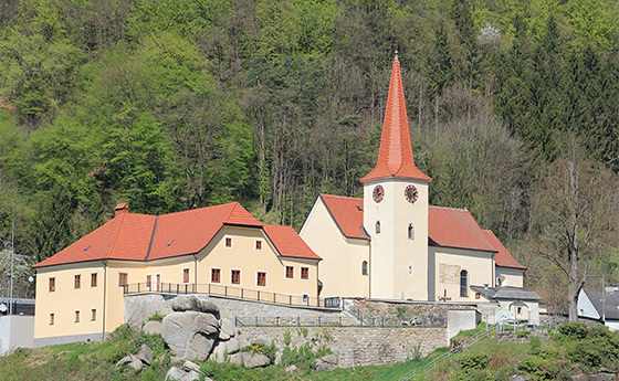 Kirche mit Pfarrhof / © Christian Leitner Kirche mit Pfarrhof