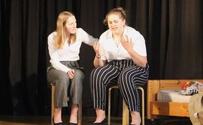 Schülerinnen des Khevenhüller-Gymnasiums führten ein Theaterstück zum Thema Demenz auf.