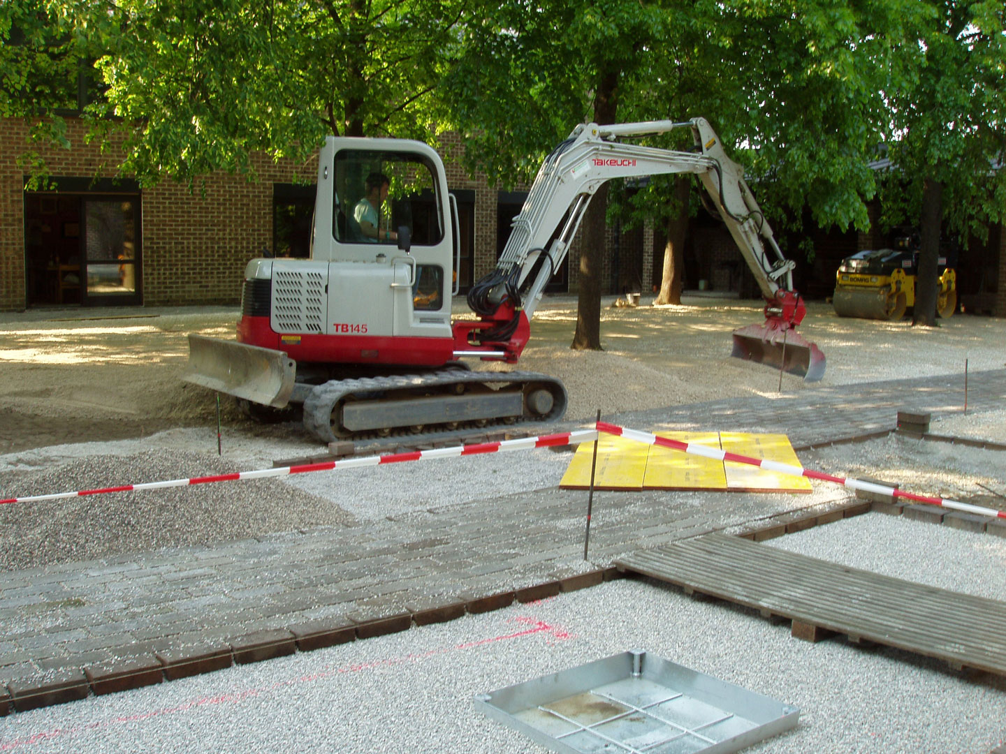 Neugestaltung Innenhof der Pfarre / Matthias Lauber/laumat.at