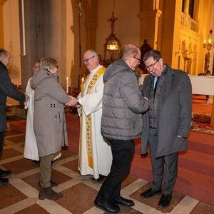 Vertreter:innen der Pfarrgemeinden und pastoralen Orte drückten dem Pfarrer und den beiden Pfarrvorständ:innen per Handschlag ihre Verbundenheit und ihre Bereitschaft zur Zusammenarbeit zum Wohl der ganzen Pfarre aus.