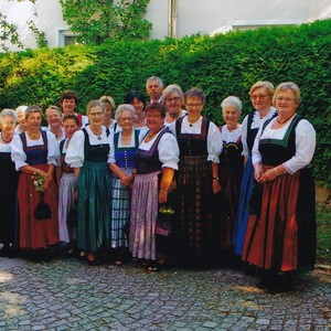 Goldhaubenfrauen in Tracht