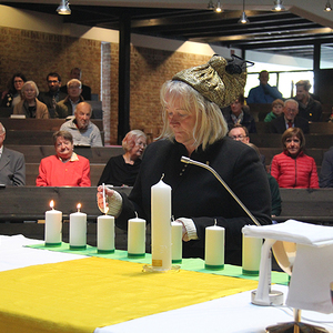 Von den Goldhaubenfrauen kam der Blumenschmuck und die verzierten Kerzen für die Jubelpaare