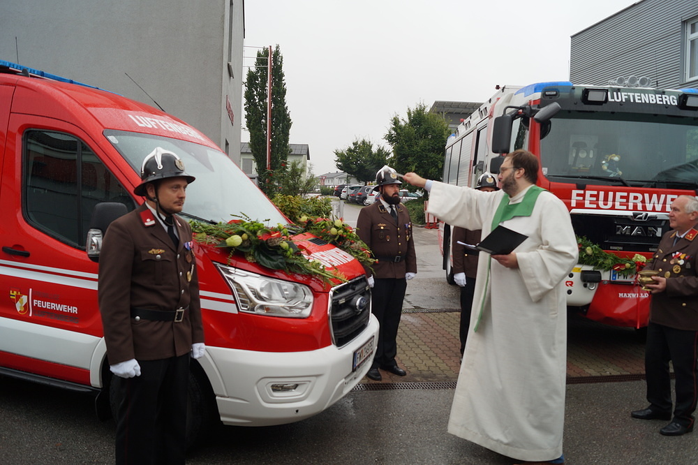 Pastoralassistent Andreas Haider segnet das Feuerwehrfahrzeug                          
