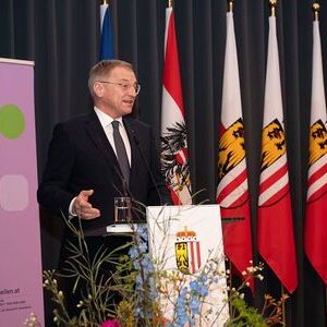 Landeshauptmann Thomas Stelzer beim 24. Benefizsuppenessen im Linzer Landhaus.