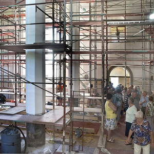 Besichtigung der Baustelle am Gerüst