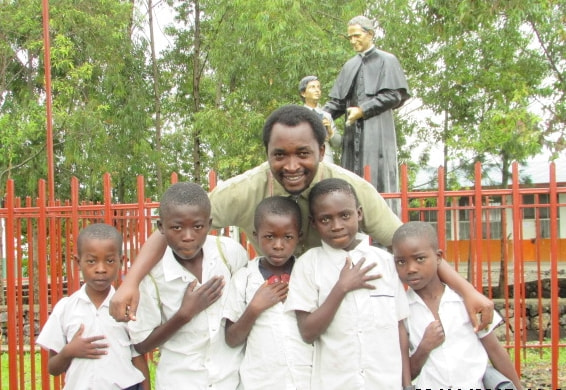 Pater Dominique Kubuya mit jungen Schützlingen in Goma