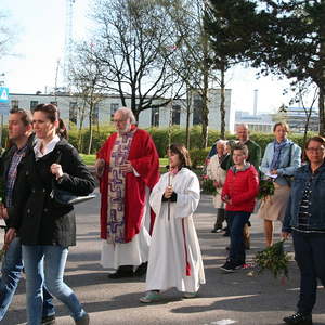 Palmweihe vor der Kirche