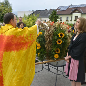 „Vieles in unserem Leben hat mit Erntedank zu tun“, so die Kirchdorfer Pastoralassistentin Bernadette Hackl. Beim Erntedankfest wurde die Erntekrone vor dem Pfarrhof durch Pfarrer P. Severin Kranabitl gesegnet und dann in die Kirche getragen. Der Got