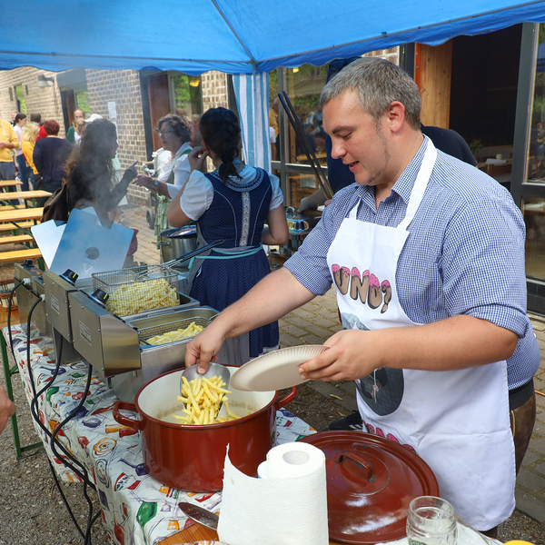 Frühschoppen im Innenhof der Pfarre