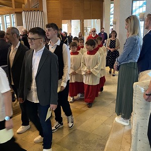 Feierlicher Einzug in die Kirche