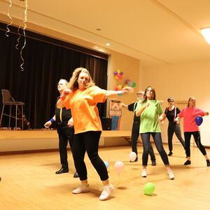 Föhnfarisur trifft Schulterpolster - Das Motto dieses Festes