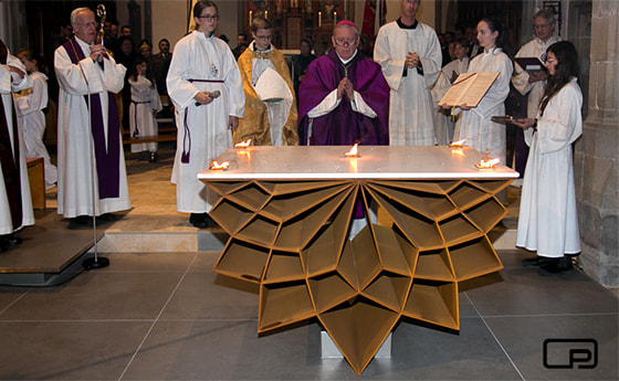 Der Linzer Diözesanbischof Dr. Ludwig Schwarz weiht den neuen Altar der Pfarrkirche Wartberg ob der Aist.