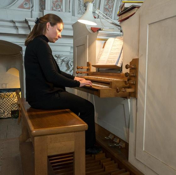 Magdalena Hasibeder an der Orgel in der Marienkapelle.