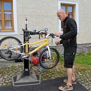 Gabor Kovacsevics überprüfte Fahrräder