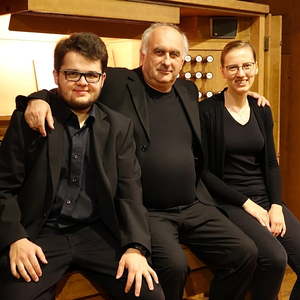 Domorganist Kreuzhuber und seine beiden Registranten Florian Zethofer und Renate Preishuber