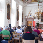 Interessierte Zuhörer im Kaisersaal des Stiftes Kremsmünster