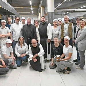 Besuch des Bischofs in der Kremstaler Hofbaeckerei der Familie Resch