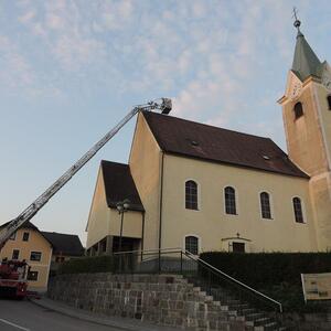 Feuerwehr repariert Kirchendach
