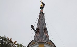 Turmkreuzsteckung in der Pfarre Wolfsegg