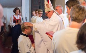 Bischof em. Ludwig Schwarz weiht Michael Manner zum Diakon