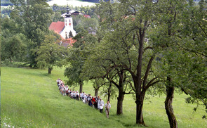 Blick auf die Pfarrkirche Viechtwang, am Weg zur Lasslbergkapelle an Maria Himmelfahrt. © Wolfgang Herndl.