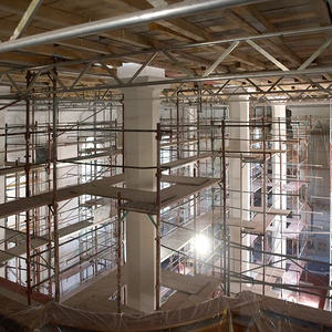 Besichtigung der Baustelle am Gerüst