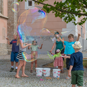 Platz vor der Kirche wurde zur Spielarena