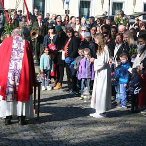 Palmweihe vor der Kirche