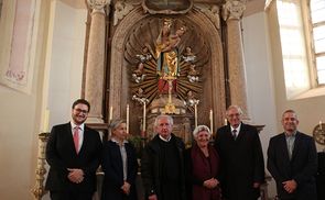 Pfr. Matthias Bukovics (evang. Pfarre Schwanenstadt), Veronika Messner (Besitzerin Marienkapelle), Dechant P. Josef Kampleitner, OKR i. R. Hannelore Reiner, Bischof Michael Bünker und Wilhelm Petri (Kurator evang. Gemeinde Schwanenstadt).