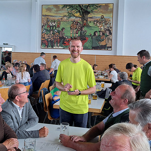 Pfarrer Christoph als Kellner voll im Einsatz