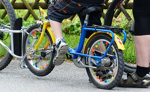 Kinderfahrzeug- und Fahrradsegnung in der Pfarre Rainbach im Innkreis