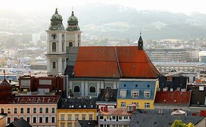 Der Alte Dom in Linz gesehen vom Dach des Einkaufszentrums Passage.