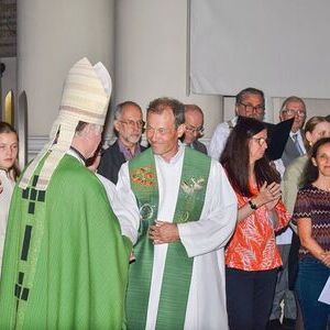 Bischof Manfred Scheuer gratuliert Pfarrer Martin F?reder.