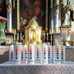 Die Kerzen mit den Namen der Kinder