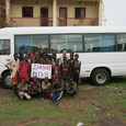 Pater Etienne Stirnemann aus Conakry und seine Schüler bedanken sich für den Schulbus.