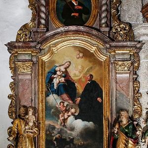 Linker Seitenaltar: flankiert vom hl. Antonius von Padua (mit Jesuskind und Buch) und einem Heiligen, dem das Attribut fehlt; im Aufsatz Gemälde des hl. Isidor von Sevilla.