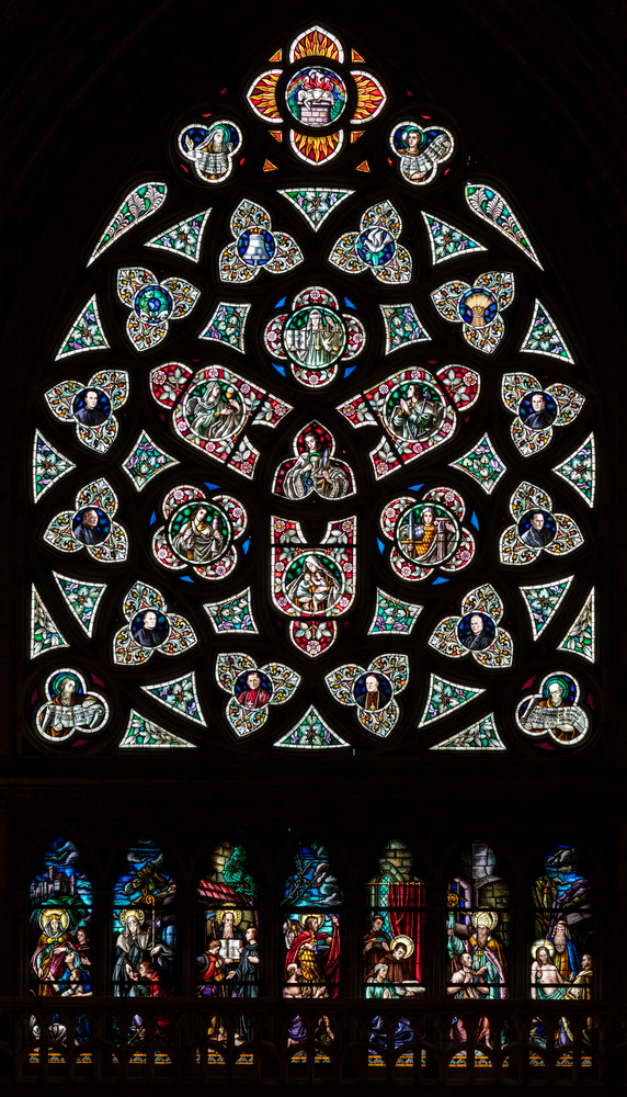 Rosette 33 'Friedensfenster',Fenster Mariendom / Daniel Podosek Im Zentrum des Friedensfenster sind die drei g?ttlichen Tugenden und die vier Kardinaltugenden dargestellt. Die sieben Felder unterhalb der Rosette zeigen die sieben Werke der Barmherzigkeit.