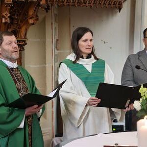 Beim Festgottesdienst bekundeten Pfarrer Abt Reinhold Dessl, Pastoralvorständin Maria Krone und Verwaltungsvorstand Daniel Himsl vor Generalvikar Severin Lederhilger und der versammelten Feiergemeinde ihre Bereitschaft, die Pflichten dieser Ämter auf