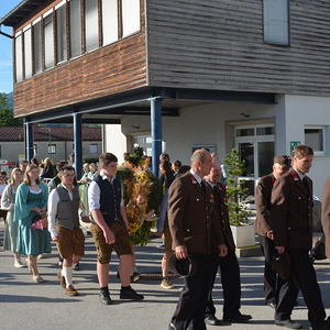 Die Landjugend beim Festeinzug, mit den Gaben und der Erntekrone