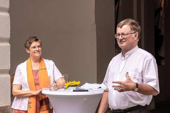 Die Salvatorianerin Schwester Maria Schlackl und Bischof Manfred Scheuer, der die Gäste im Bischofshof begrüßte. 