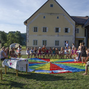  Ein umgebautes, ehemaliges Bauernhaus auf einer Alm in Weyer war die Herberge für 30 Jungscharkinder. Acht Kinder unserer Pfarre verbrachten mit Mädchen und Buben der Pfarre Scharnstein eine erlebnisreiche Woche: Lagerleiter Matthias Holzinger übern