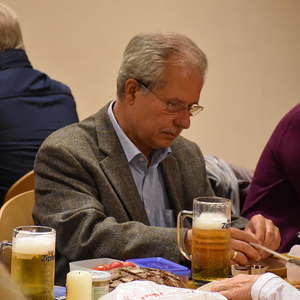 gesegnete Speisen werden verzehrt