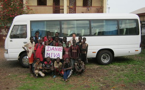 Pater Etienne Stirnemann aus Conakry und seine Schüler bedanken sich für den Schulbus.