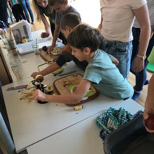 Kinder feiern Erntedank