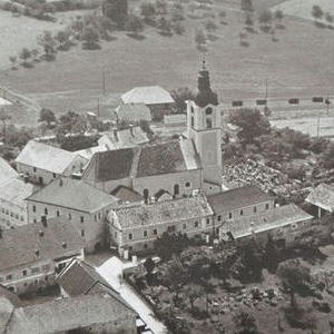 das Gebäudeensemble um 1960