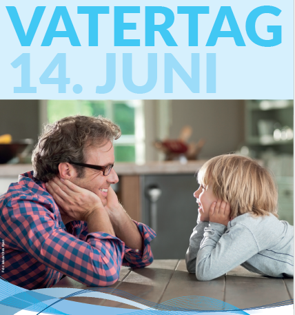 Ein Vater und ein Kind sehen sich gegenseitig an 
