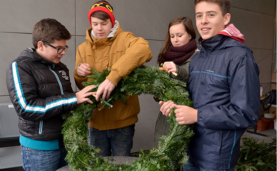 BBS Kirchdorf – Religionsunterricht einmal anders – einen Adventkranz binden. Diese Tradition der BBS Kirchdorf führt Mag. Matthias Thonhauser fort. Mit den Schülern und Schülerinnen der ersten Klasse Handelsakademie wurde für  das Bundesschulzentrum