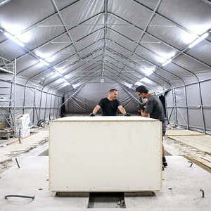 Der Altar wird sicher verpackt.