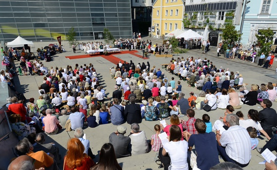 Fronleichnamsfest Urfahraner Pfarren_AEC Platz_2014_Christian Dörn / Fronleichnamsfest Urfahraner Pfarren_AEC Platz_2014_Christian Dörn Fronleichnamsfest Urfahraner Pfarren_AEC Platz_2014_Christian Dörn