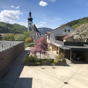 Innenhof mit Blick zum Pfarrhof und Kirche